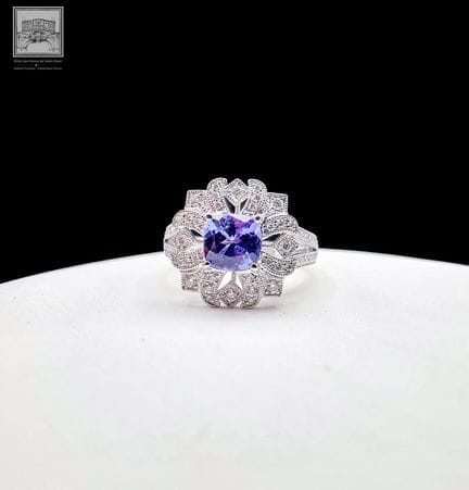 Jolie bague de style Art Déco en or blanc 750°/.(1