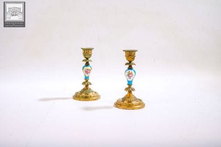Paire de flambeaux,
 bronze doré et procelaine pol