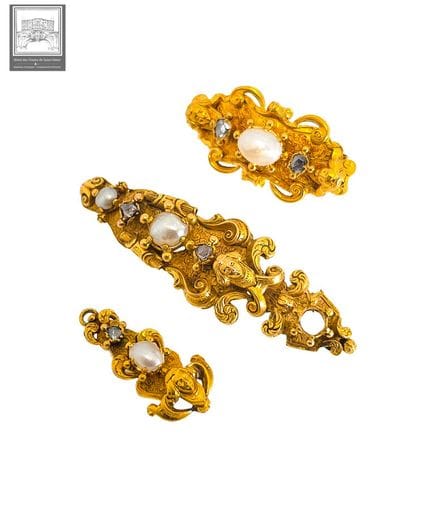 Bel ensemble de 2 broches et un pendentif 
Or jaun