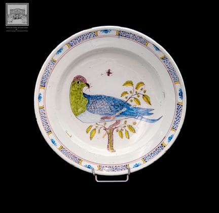 LILLE - XVIIIe 
Plat à l'oiseau branché en faïence