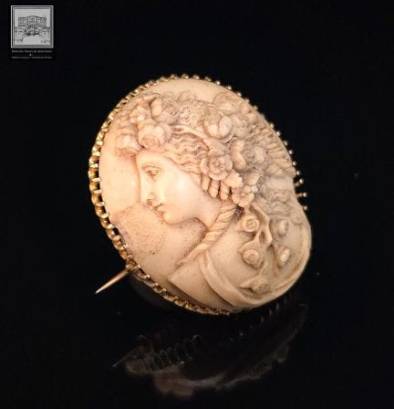 Importante broche en pierre taillée
Décor de buste