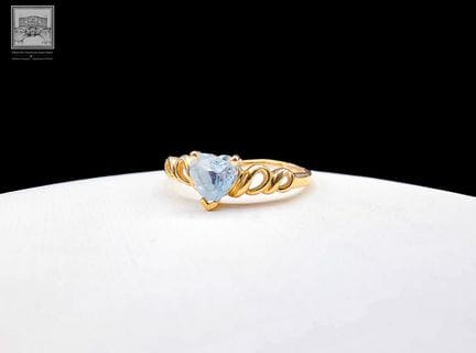 Bague
Or jaune 18K 750/°°°
Sertie d'une  petite ai