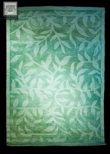 Tapis en laine 
Couleur verte à décor de feuillage