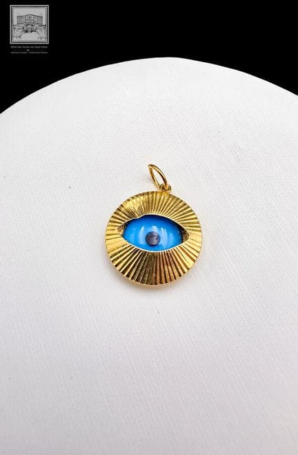 Augenanhänger
18 Karat Gelbgold 750/°°° und Glas
P
