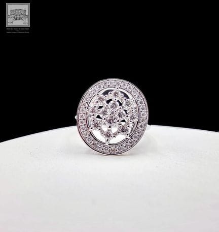 Bague Ajourée en or blanc 750°/.(18K) 4g ornée de 