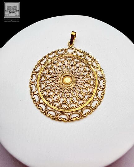 Médaillon ajouré
Or jaune 
18K 750/°°°
Traces de s