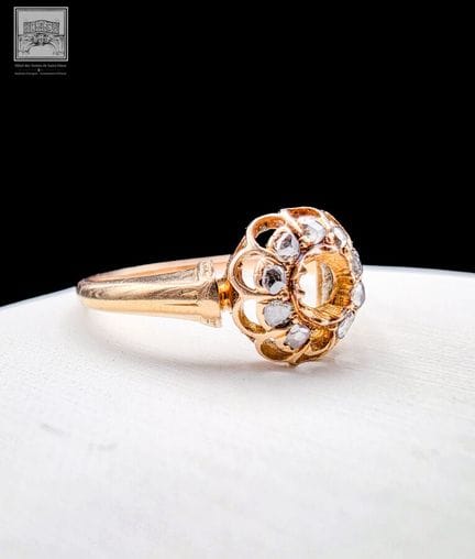 Ring aus 18-karätigem Gold 750/°°°
Besetzt mit 9 w