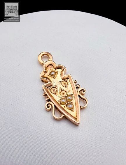 Anhänger 
18 Karat Gelbgold 750/°°°
Mit einer halb