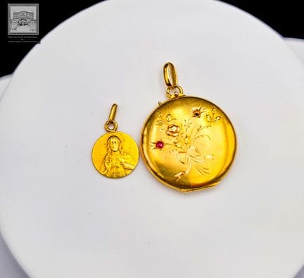 Lot de 2 pendentifs
Or jaune 18K 
Poids brut : 5.7