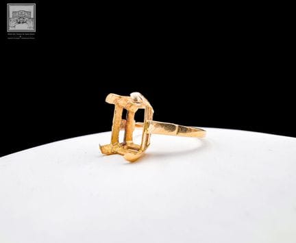 Ringfassung
aus 18 Karat Gelbgold 750/°°°
Gewicht: