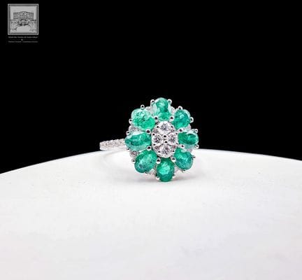Bague Marguerite en or blanc 750°/.(18K) 3g30 orné