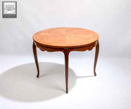 Table basse ronde
Style Louis XV
Garniture de bron