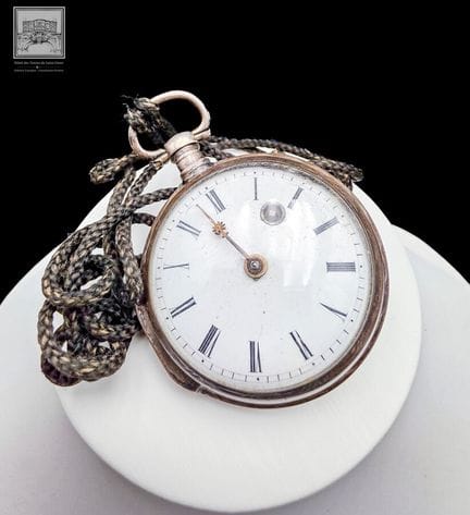 Montre Coq
Argent 
Façade émaillé blanc heures chi