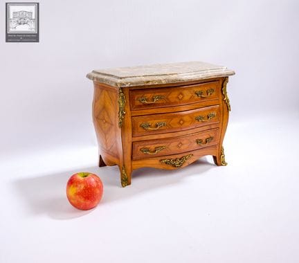 Boîte à bijoux en forme de commode de style Louis 