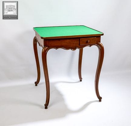 Petit table à jeux en noyer 
Fin XIXème siècle
Ouv