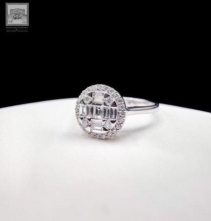 Bague Ronde en or blanc 750°/.(18K 2g80 sertie de 