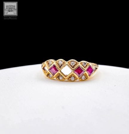 Ring
18 Karat Gelbgold 750/°°°
Mit Rubellit und we