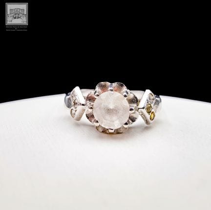 Bague
Or gris 
750/°°° Poinçon tête d'aigle
Sertie