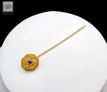 Epingle à cravate sertie d'un saphir et de 4 pierr