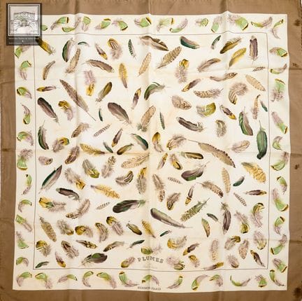 HERMÈS Paris 
Carré en twill de soie titré "Plumes