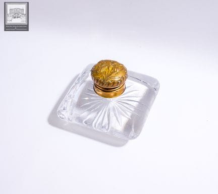 Ancien encrier en cristal de forme coussin
Bouchon