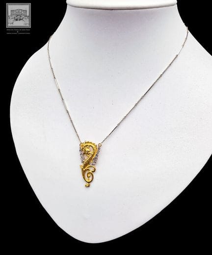 Collier + pendentif à décor de dragon 
Or jaune 75