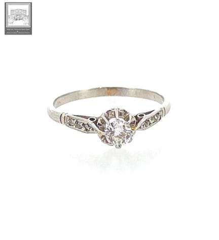 Solitärring
18 Karat Weißgold 750/°°° 
Besetzt mit