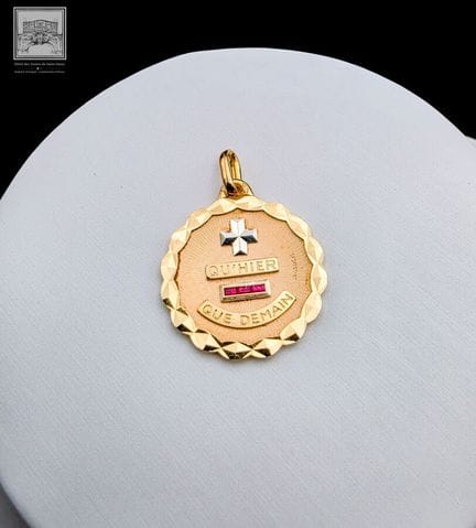 Médaille en or jaune 18K 750/°°°
Poinçon tête d'ai