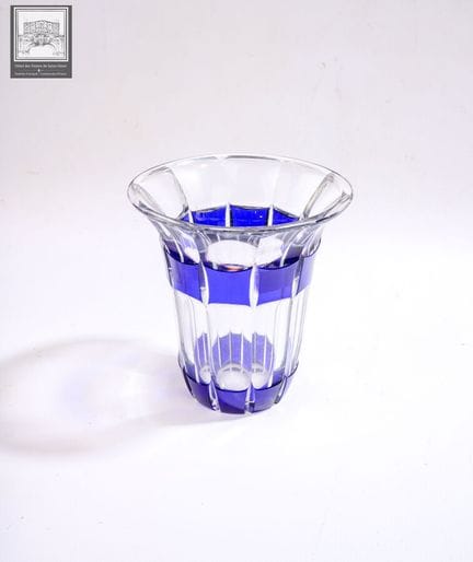 BACCARAT
Vase en cristal taillé à overlay Bleu cob