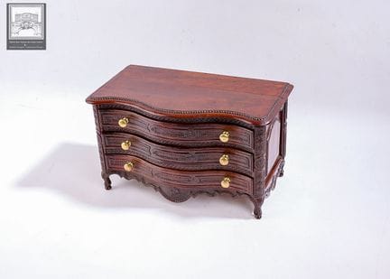 Petite commode de maîtrise 
Amarante massif 
Façad