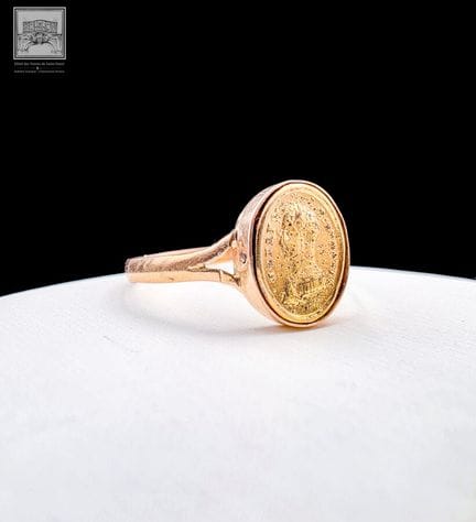 Ring aus 18-karätigem Gold 750/°°°
Mit einem Medai