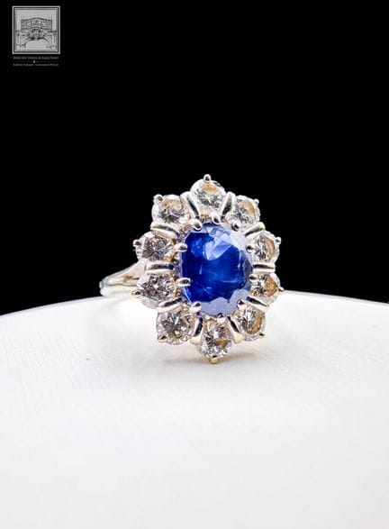Gänseblümchen-Ring 
18 Karat Weißgold 750/°°°
Adle