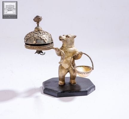 Sonnette figurant un ours 
Ours tenant un panier
B