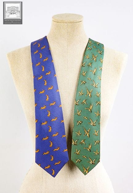 HERMES Paris, Lot comprenant :
- Cravate en twill 
