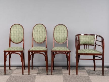 据说是约瑟夫-霍夫曼为 THONET 设计的
由三把椅子和一把扶手椅组成的清漆木椅套间，椅垫为工艺美