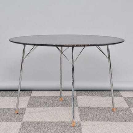 阿纳-雅克布森（1902-1971）为弗里茨-汉森设计
3600 型餐桌，镀铬金属和黑色漆面胶合板桌