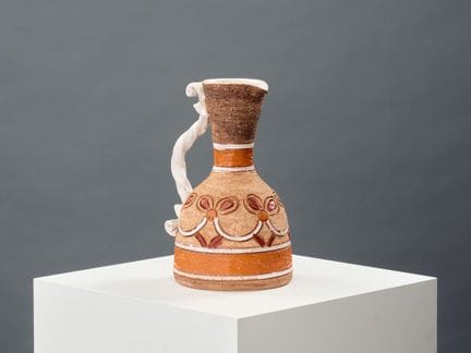 Fratelli Fanciullacci 1960
釉面陶制水罐，带扭纹提手，饰有雕刻并彩绘的花环