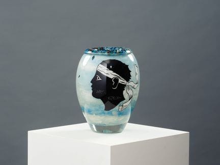 让-克劳德·诺瓦罗（1943-2014）
多层吹制玻璃制成的椭圆形花瓶，饰有科西嘉主题彩绘
底座下方