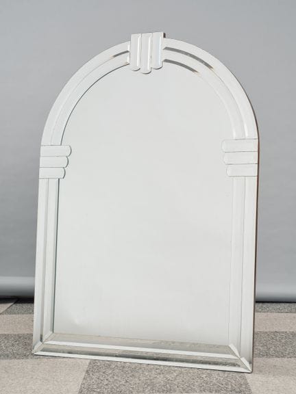 20世纪作品
椭圆形镜子，配有倒角镜框
115×81 厘米
（有氧化痕迹，有小块缺损）