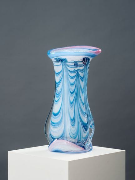 让-克劳德·诺瓦罗（1943-2014）
一件重要的郁金香形吹制玻璃花瓶，饰有蓝白相间的贴花图案。
