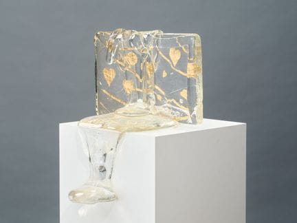 让-克劳德·诺瓦罗（1943-2014）
《流淌》
吹制玻璃雕塑，镶嵌金色心形图案，署名并标注199