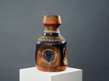 埃米莉亚·帕洛姆巴（1929-2020）。
彩釉陶花瓶，饰有几何图案及猫头鹰头部意象。
高 37 厘