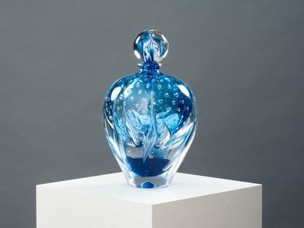 让-克劳德·诺瓦罗（1943-2014）
透明吹制玻璃制成的卵形瓶，饰有气泡和蓝色内含物，配有瓶塞。