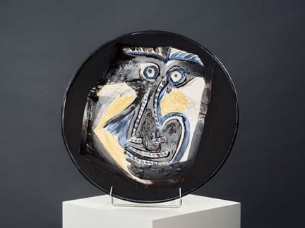 巴勃罗·毕加索（1881-1973）与瓦洛里斯的马杜拉工坊  
圆形盘“面孔”，1960年创作的款式