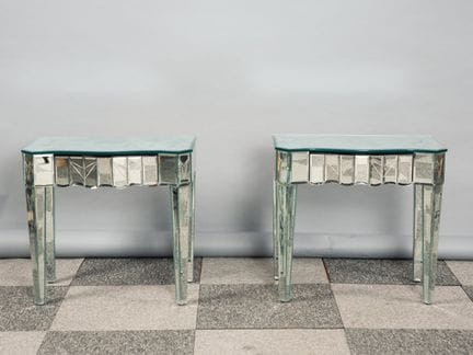 当代工艺品
一对床头柜或茶几，表面完全镶嵌斜边镜面，配有一个抽屉，路易十六风格。
尺寸：57.5 x
