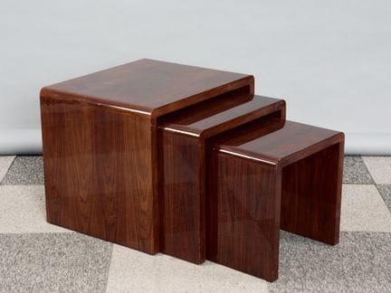 20世纪上半叶的作品
三张镶嵌贴面、涂有清漆的嵌套桌，桌角呈圆角
51x60x50 厘米
（有磕碰、