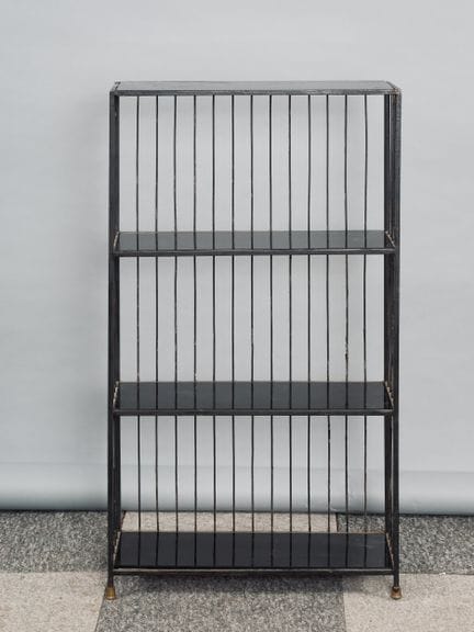 一款大型镀铬金属置物架，配有玻璃面板。
当代设计作品。
尺寸：106 x 61 x 24 厘米
（有