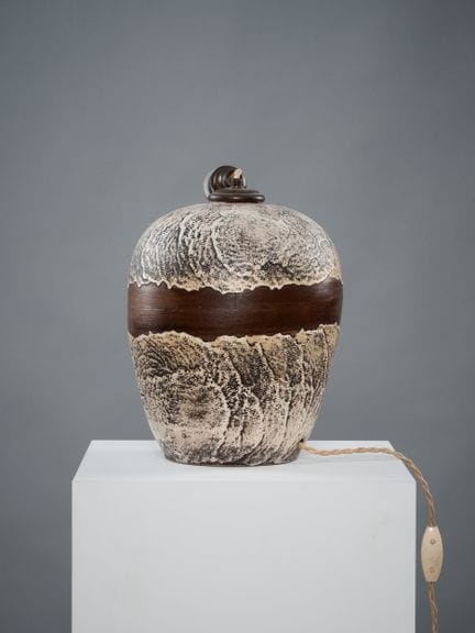 20 世纪 60 年代的作品
棕色釉面陶瓷灯座
高度：28 厘米 
(碎片、痕迹）
