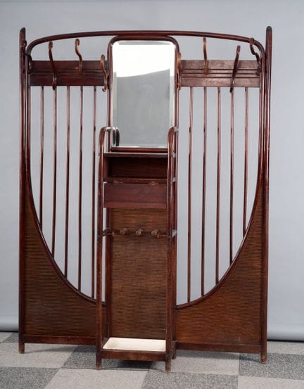 据说是约瑟夫-霍夫曼为 THONET 设计的
上漆和镶嵌木制大厅家具，包括八个衣帽架、一面镜子、一个