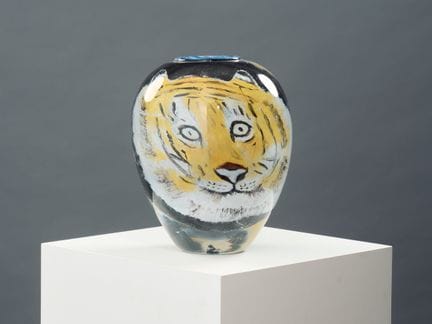 让-克劳德·诺瓦罗（1943-2014）
多层吹制玻璃制成的卵形花瓶，饰有老虎彩绘图案
署名并标注2